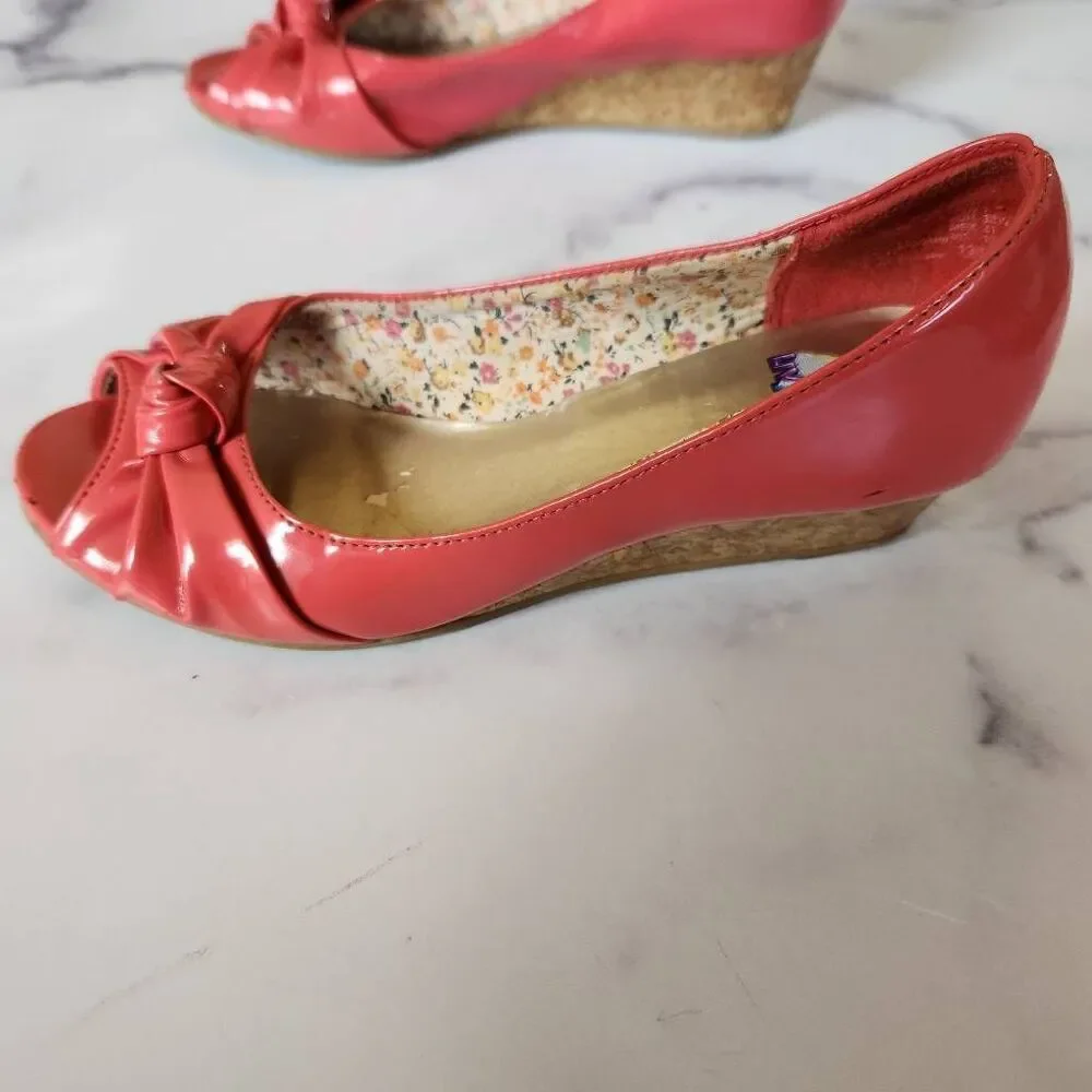 Liv & Maddie girls patent glossy wedge heels peep toe size 1 youth